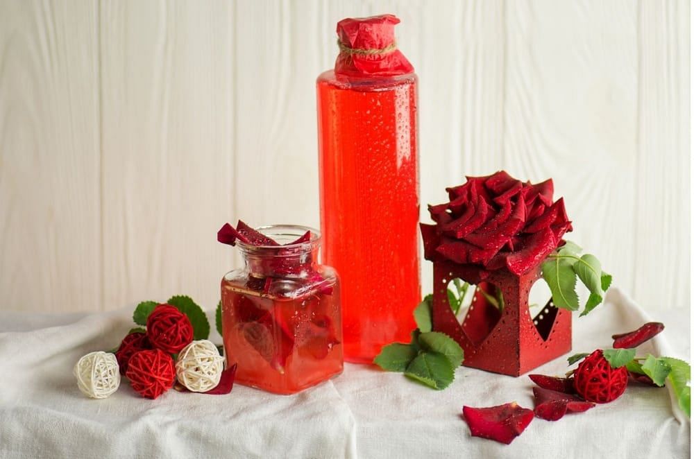 Benefits & Side Effects of Applying Rose Water for Eyes