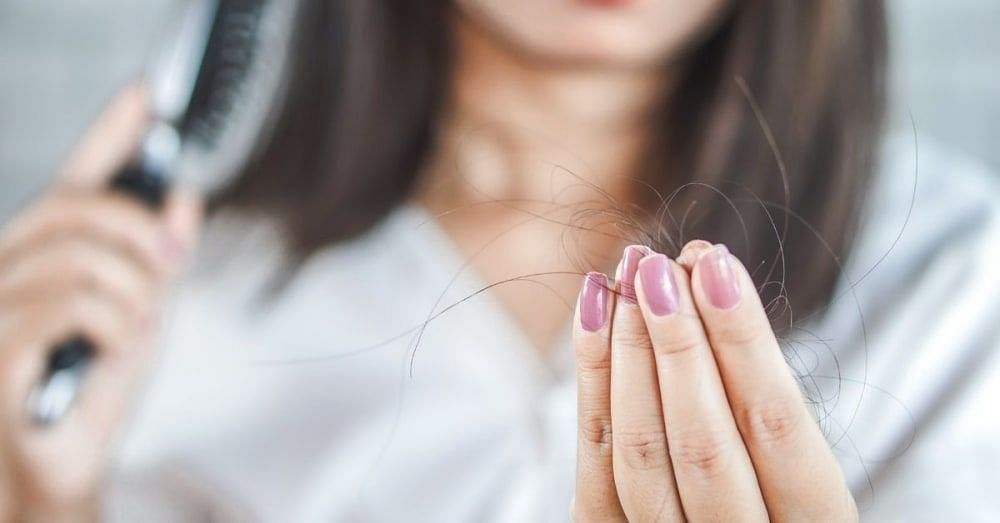 महलओ क सर क बल कय झडत ह  What causes hair loss in women in  Hindi
