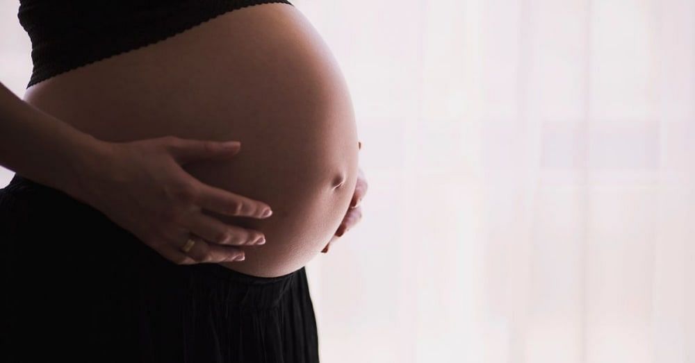 प्रेगनेंसी में पेट कब निकलता है? | When Do Pregnant Women Start Showing Belly in Hindi?